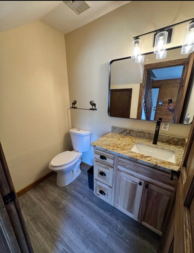 Building Photo - 587 E Golf Pl