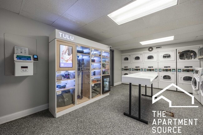 Building Photo - 1140 N La Salle Dr