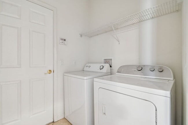 Building Photo - 127 Silver Falls Dr