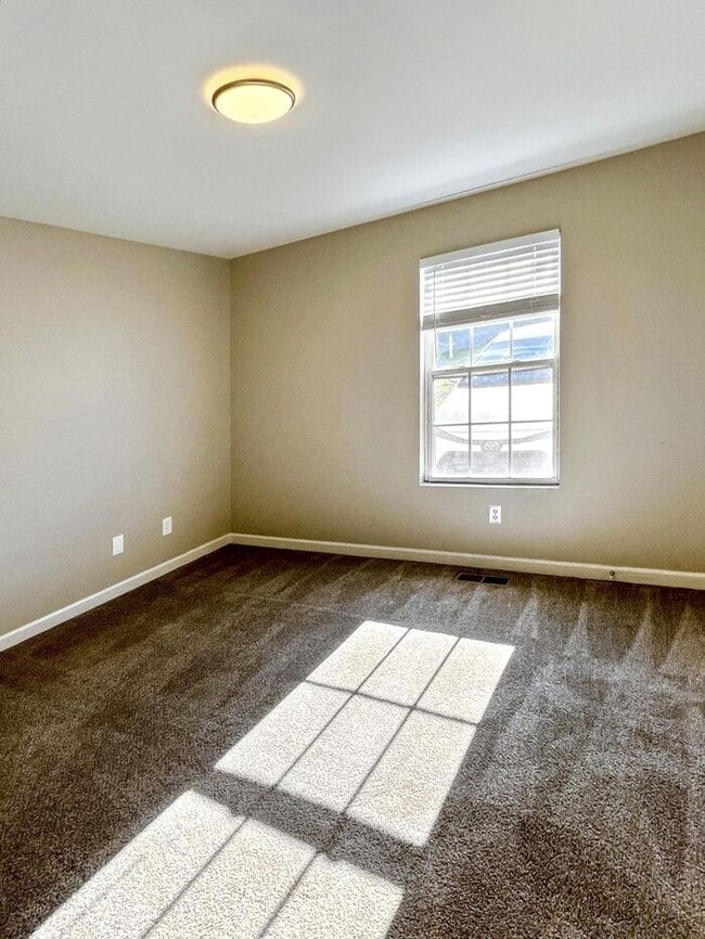 Building Photo - 3-Bedroom Home with Convenient Access to N...