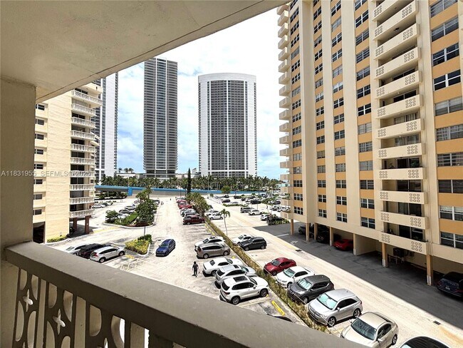 Building Photo - 1817 S Ocean Dr