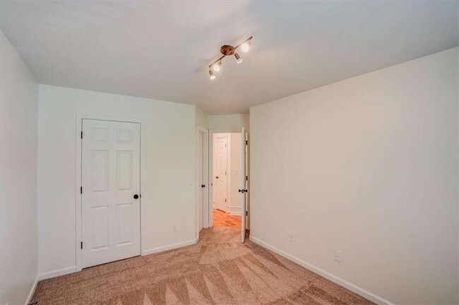 Building Photo - 142 Stoneforest Dr