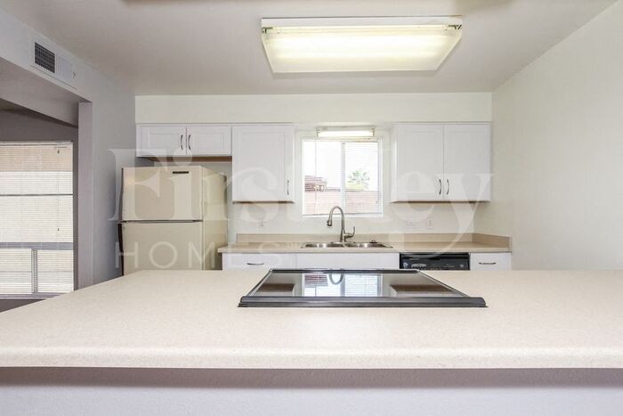 Building Photo - 2208 W Dahlia Dr