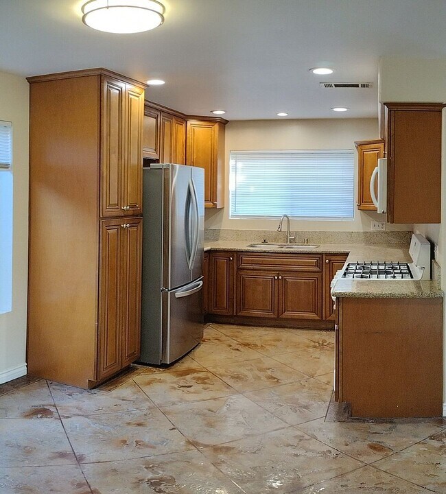 Building Photo - Beautiful 4BR/3 Full BA single family home with large yard