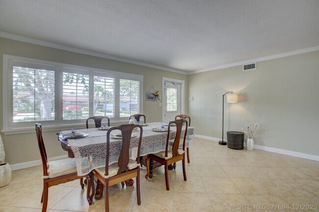 Building Photo - 808 SE 13th Ct
