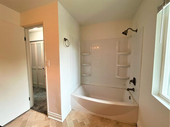 Building Photo - Must See Bright and welcoming one bedroom ...
