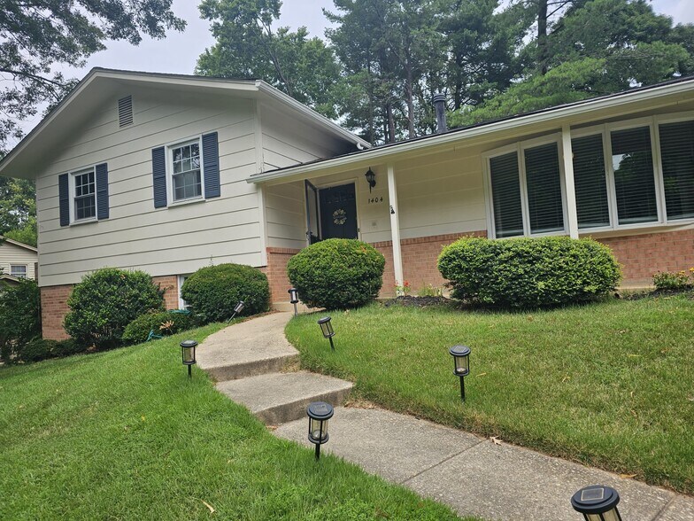 Building Photo - 1404 Chilton Dr