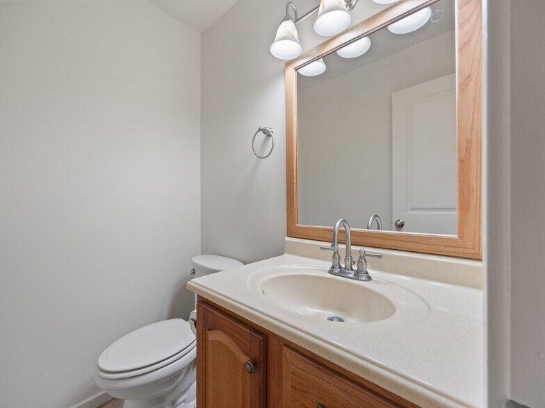 Building Photo - 475 SE 35th St