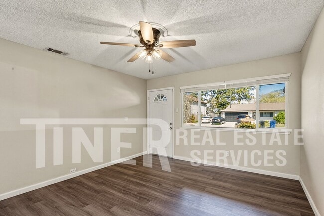 Building Photo - 9024 Leatham Ave