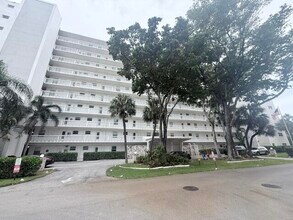 Building Photo - 2555 NE 11th St