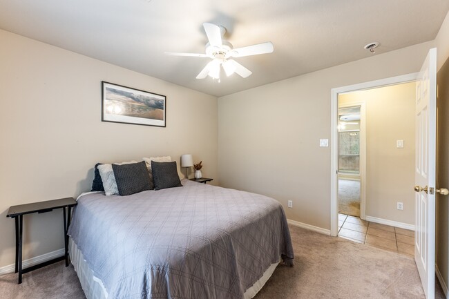 Building Photo - 3658 Redbud Ln