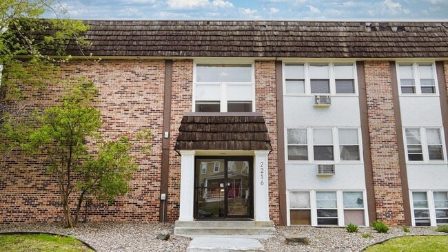 Building Photo - 2216 Pleasant Ave