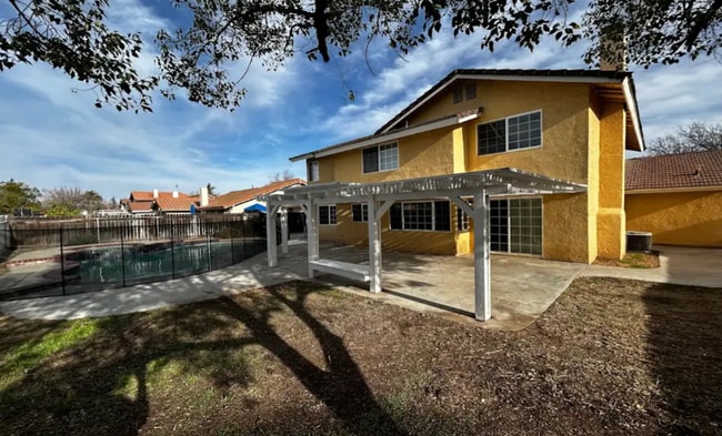 Primary Photo - 11341 Rancho La Brea Dr