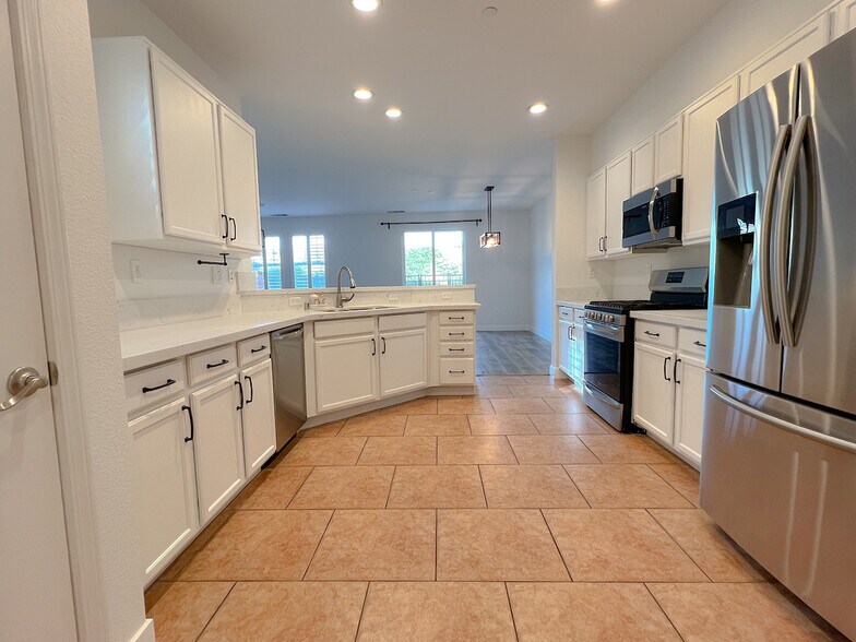 Building Photo - 16710 Nicklaus Dr
