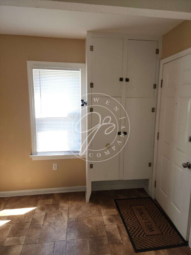 Building Photo - "Charming 2-Bedroom Haven on Luscombe Drive with Spacious 1105 sq ft Layout!"