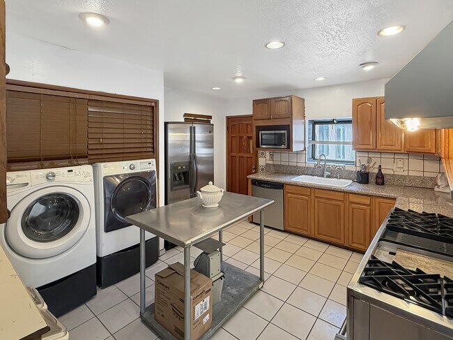 Building Photo - 1824 Lundy Ave