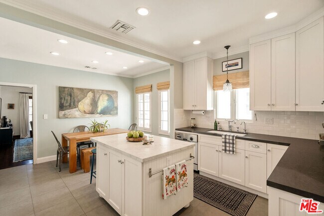 Building Photo - 144 S Orange Dr