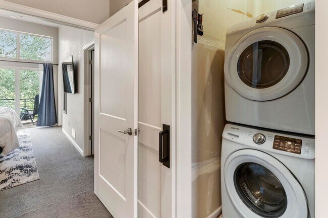 Building Photo - Luxury Townhouse, Minutes from Downtown