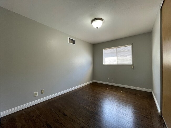 Building Photo - Nice and clean three bedrooms and two bath...