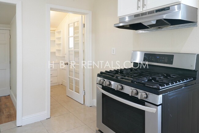 Building Photo - Charming 3-Bedroom Haven with 2 Full Baths...