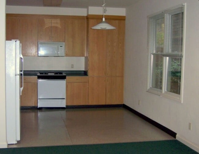 Building Photo - COMING SOON Spacious 5bdr/2bath units available for a lease ending May 30. Building is located at...