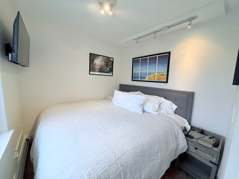 Building Photo - 3033 N Sheridan Rd