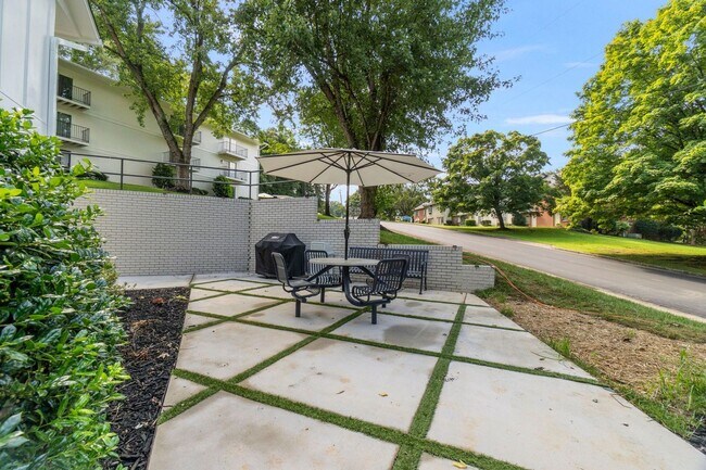 Building Photo - Modern Furnished Studio in NW Hickory | Flexible Lease Terms Available