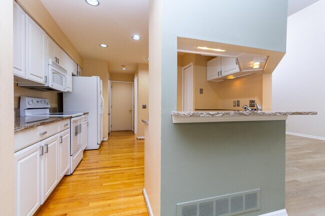 Building Photo - 1093 Fairways Blvd