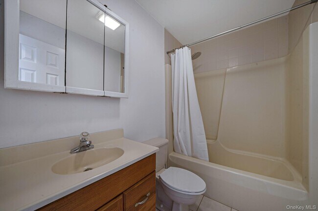 Building Photo - 100 E 7th St