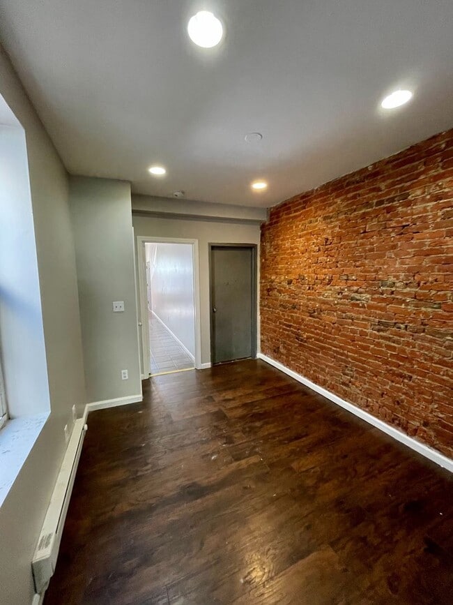 Building Photo - 2131 E Tioga St