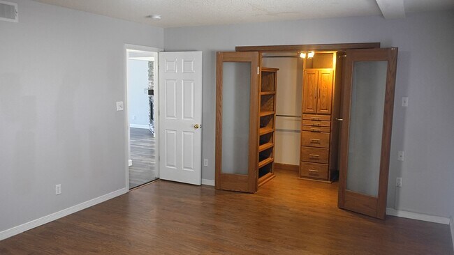 Building Photo - Charming Home