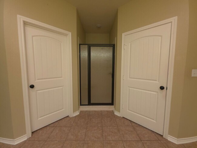 Building Photo - BEAUTIFUL and SPACIOUS 3-bedroom, 2-bathro...