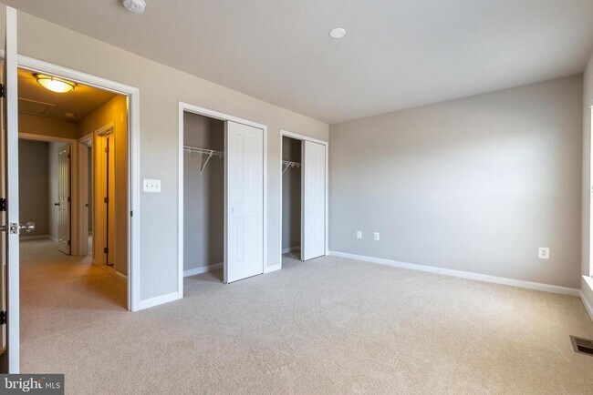 Building Photo - 427 Woodcrest Dr SE