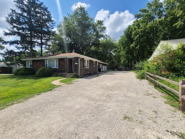 Building Photo - 3 Bedroom House in Normal