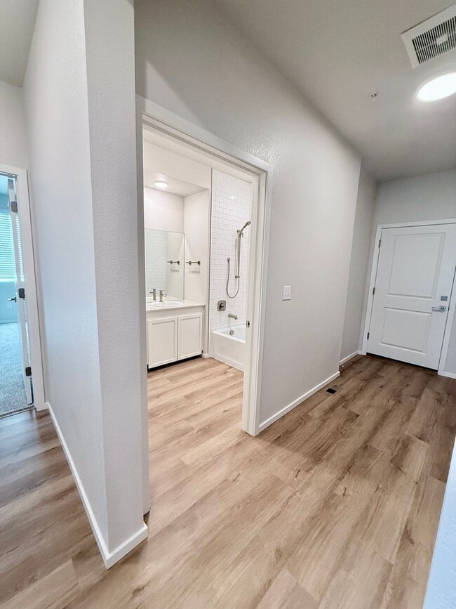 Building Photo - Modern 2-Bedroom Condo in Fort Collins - B...