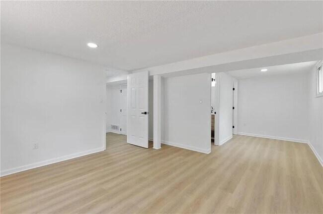Building Photo - 804 S Montclaire Dr