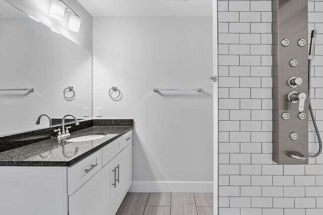 Building Photo - Available Now! 4 Bed, 3.5 Bath, Convenient...