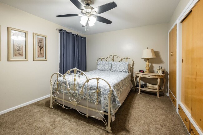 Building Photo - Your Fully Furnished 3 Bed 2 Bath Home Awaits Immediate Move-In!