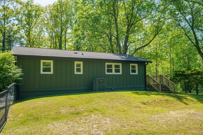 Building Photo - Pet Friendly 3/1 House, Fenced Yard, Deck, Fire Pit & Basement
