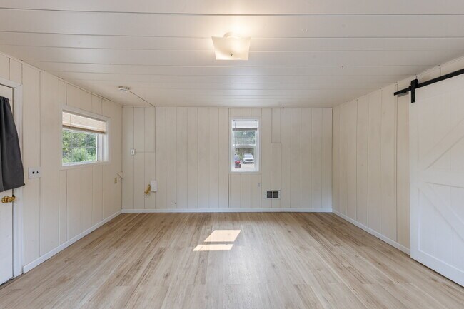 Building Photo - Charming 1 bedroom Cottage