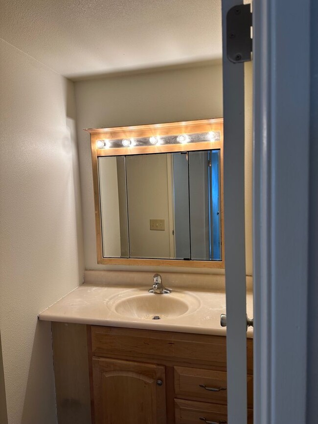 Building Photo - 3 bed/ 2 bath condo in Lynnwood!