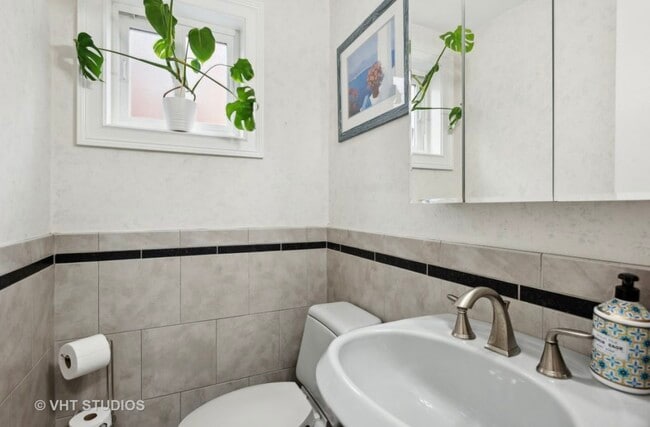 Building Photo - 161 Village Ct