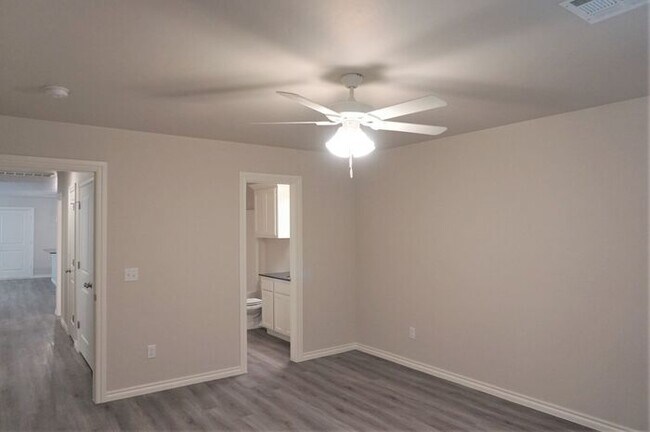 Building Photo - 3 Bed 2 Bath 2 Car Duplex in Chisholm Creek NW OKC