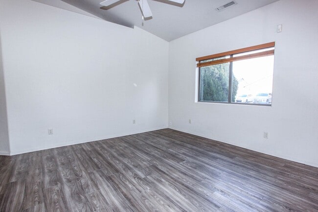 Building Photo - Granville Amenities! 3 Bedroom 2 Bath Home