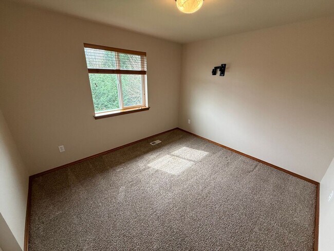 Building Photo - Beautiful 4 Bedroom in the Hidden Lake Community!