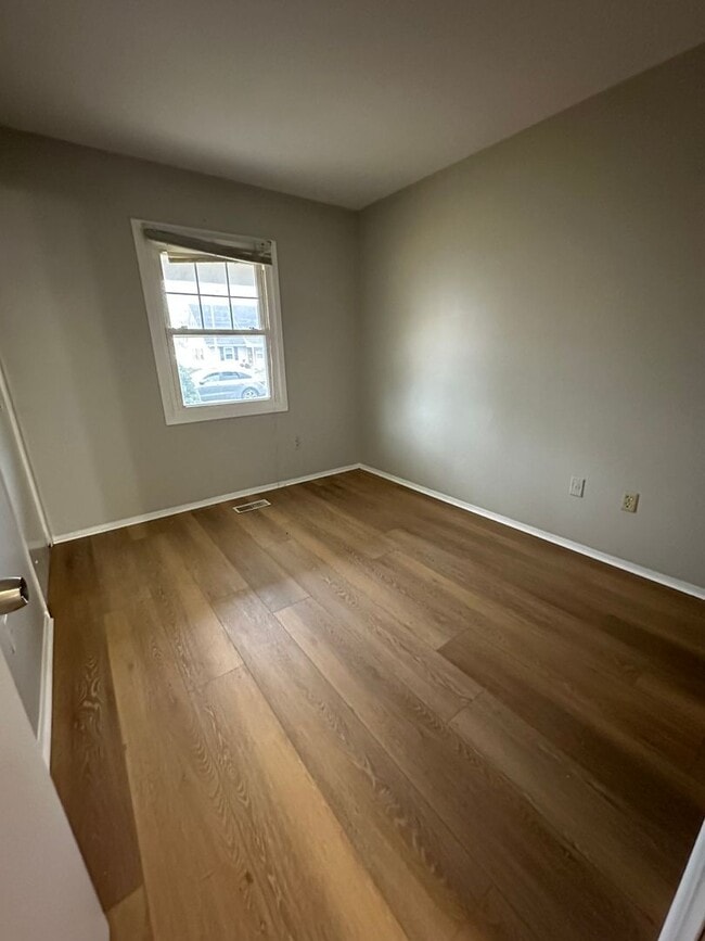 Building Photo - 3 Bedroom 2 Bathroom