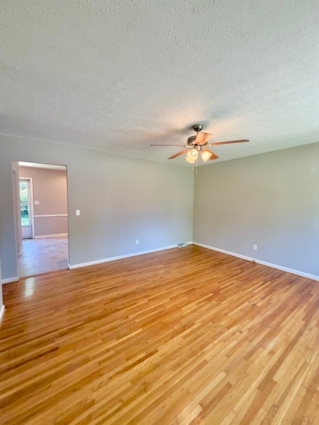 Building Photo - 3339 Sutherland Dr