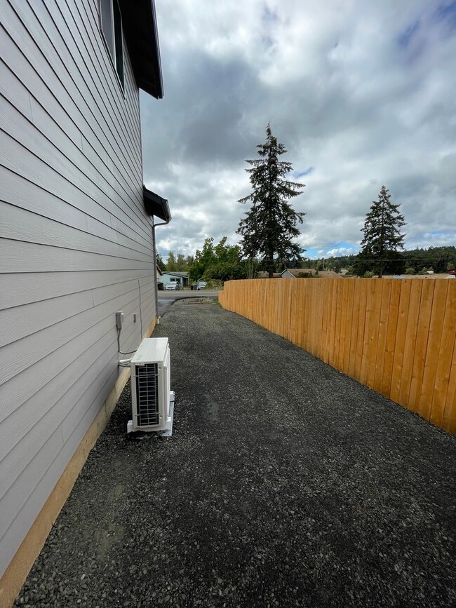 Building Photo - BEAUTIFUL NEW CONSTRUCTION!