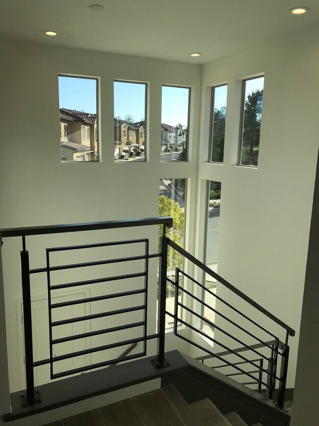 Building Photo - 3 Story 4 Bedroom 3.5 Bath Home in Del Sur...
