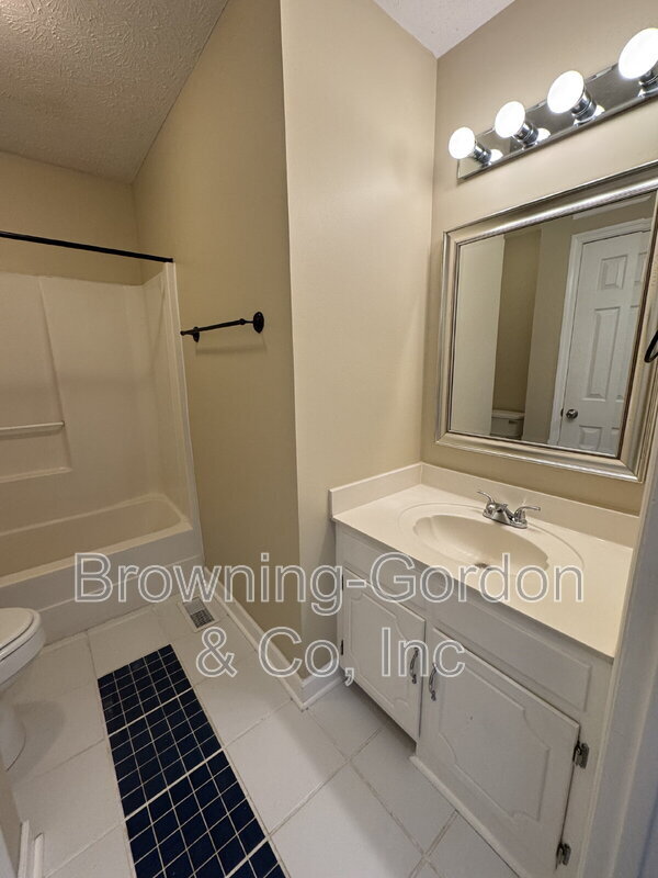 Building Photo - 1111 Cedarhill Ct